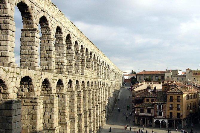 Segovia Private 5 hours Tour from Madrid with Hotel Pick up - Plaza del Azoguejo: the quick start that sets up the whole town