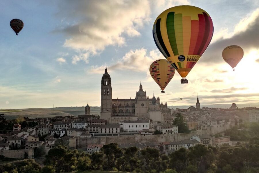 Segovia: Private Balloon Ride for 2 with Cava and Breakfast - 1-hour flight over Segovia’s World Heritage area