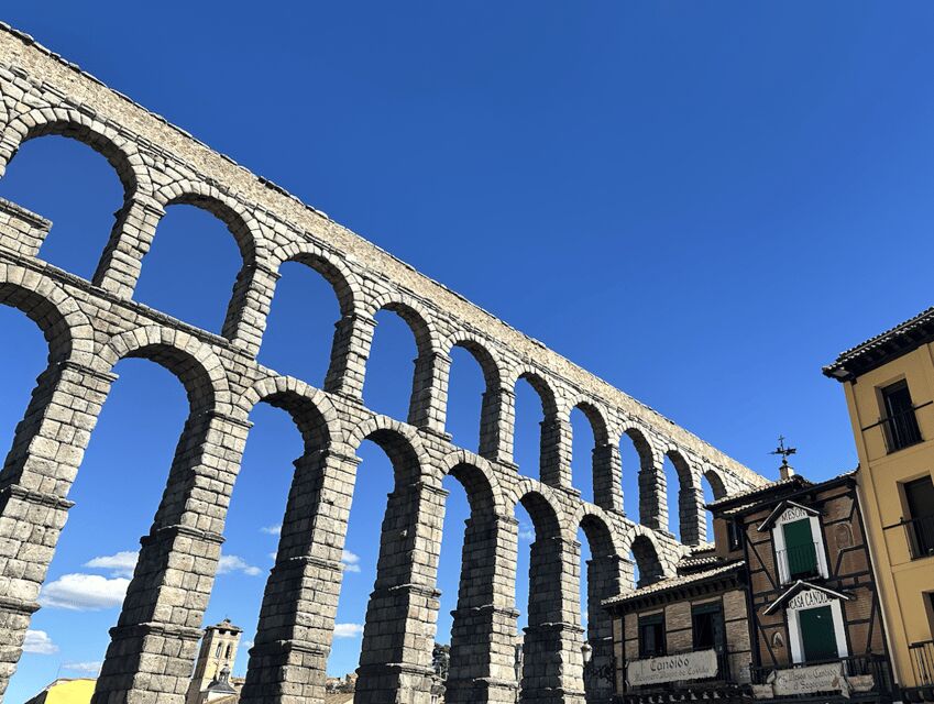 Segovia: private tour with Alcazar, Cathedral and wine tasting - A private 4-hour loop through Segovia’s top monuments
