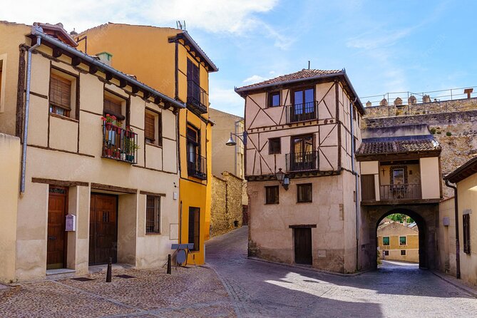 Segovia Walking Private Tour 3 hours with tickets included - La Muralla de Segovia (Ramparts): quick views and the reality of short timings