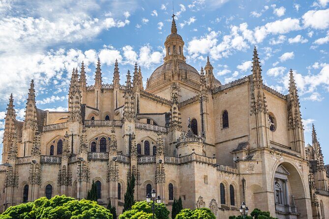 Segovia with Alcazar Guided Tour by High-Speed Train from Madrid - The guides: the difference between a good day and a great day