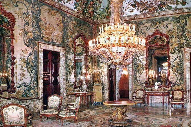 Skip the Line Royal Palace Madrid Tour Semi-Private 8ppl max - Hall of Alabarderos: the guards as part of the architecture
