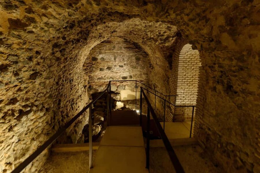 Subway Toledo: night tour 4 subways including Thermae - First stop: finding Rutas de Toledo behind the Cathedral