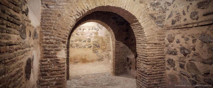 Subway Toledo: night tour 4 subways including Thermae - Plaza Abdón de Paz to the street turns: what the guide is doing above ground