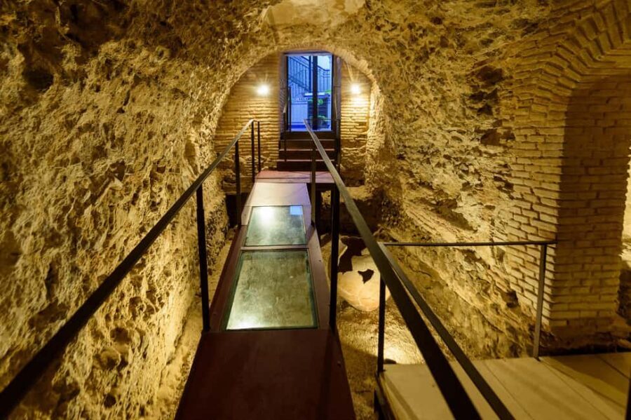 Subway Toledo: night tour 4 subways including Thermae - Callejón Esquivias and the flow between private entries