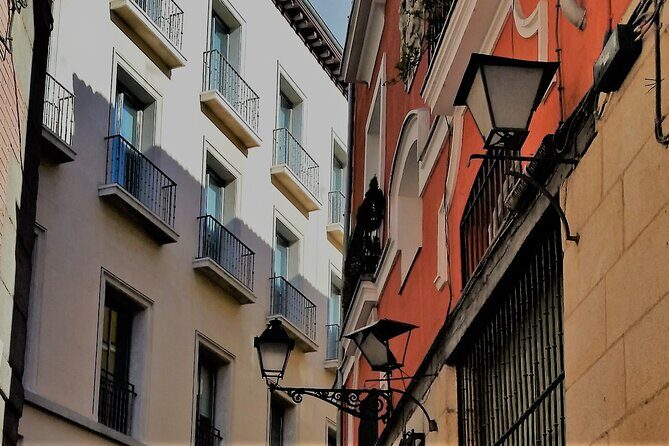 Surfing Madrid: From the Palace to the Tavern Private Tour - Plaza de la Villa as the useful middle stop