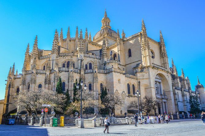 Toledo and Segovia Full Day tour from Madrid - Morning in Toledo: three-cultures streets and viewpoints