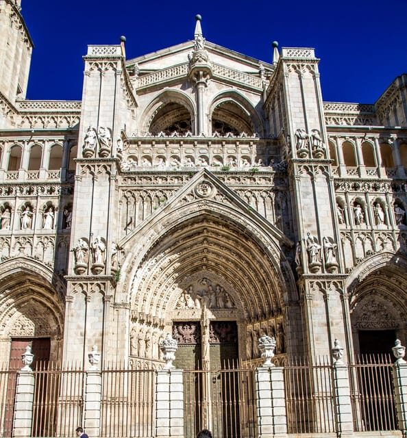 Toledo Cathedral Guided Tour in Spanish - Inside the cathedral: illuminated cloister, light through arches, and shifting spaces