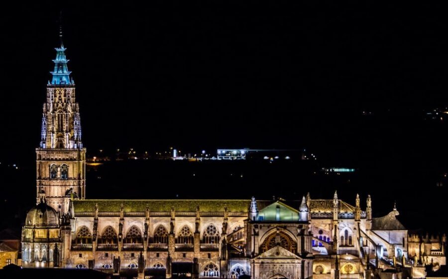 Toledo Cathedral Guided Tour in Spanish - The main facade and portals: monumental doors and the Portal of the Lions