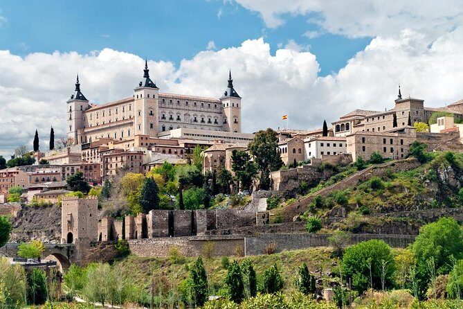 Toledo Half Day Tour with Cathedral, St Tome Church & Synagoge - Cathedral Primada: art, theology, and the practical reality of steps