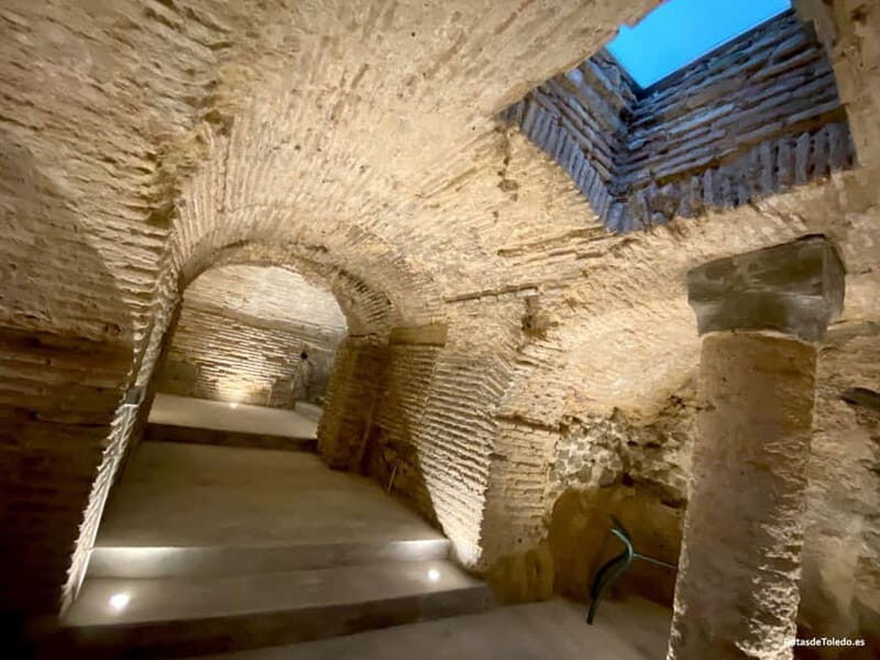 Toledo Mágico, the original night route: mystery, curiosities and secrets - The guide style: how Natalia and Dani set the tone