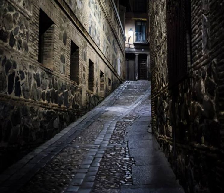 Toledo: Mysteries and Secrets Tour in Spanish - Why a night walk through Toledo feels different