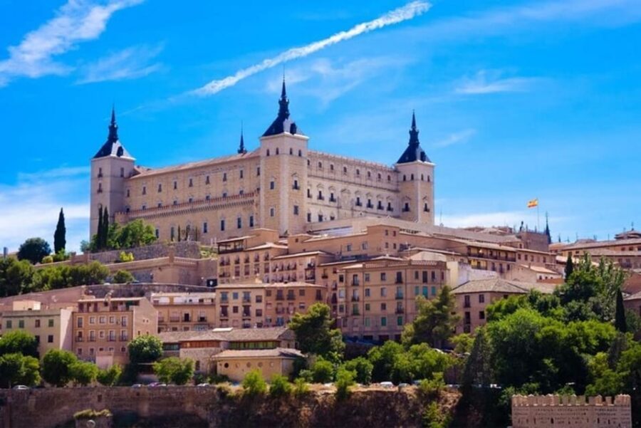Toledo : Private Walking Tour with a Pro guide - Plaza de Zocodover: The smart place to begin