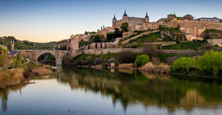 Toledo: Three Cultures Walking Tour in Spanish - Where You Meet Secretos de Toledo (And How to Avoid Stress)