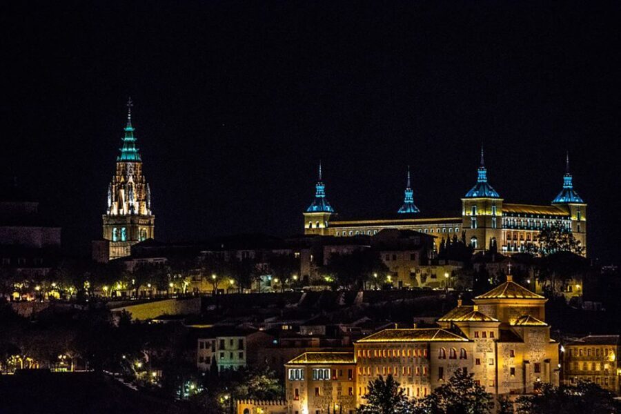 Toledo: Una Mágica noche Toledana - Zocodover at night: the perfect launch pad for getting your bearings