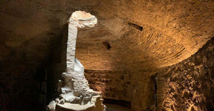 Toledo: Underground Guided Tour with Entry Ticket - Finding your way in: Pl. Zocodover, the meeting point, and what starts fast