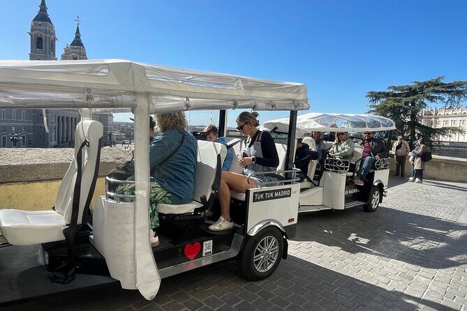Tour en tuk-tuk electrico por MADRID MODERNO - Cibeles, the Bank of Spain, and the Grand Finale on Gran Vía