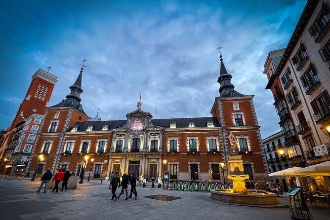 Tour "Madrid of the Austrias" | Old Town ❤️ - Royal Palace of Madrid: the kings’ world and what you can learn outside