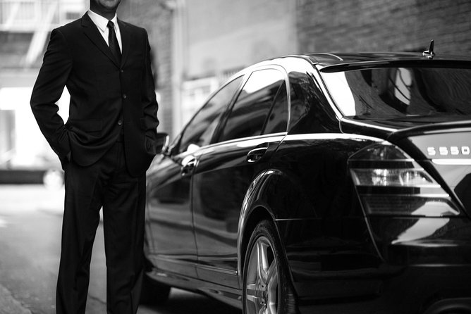 Transfers Madrid Airport to Madrid Center in Vans up to 7 Passengers - Meeting Your Driver in Arrivals: Signs, WhatsApp Messages, and Real Clarity