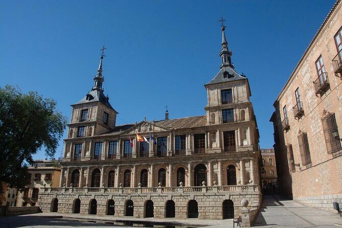 Visit Toledo with an accredited Official guide - Alcázar de Toledo (exterior): the fortress explained in minutes