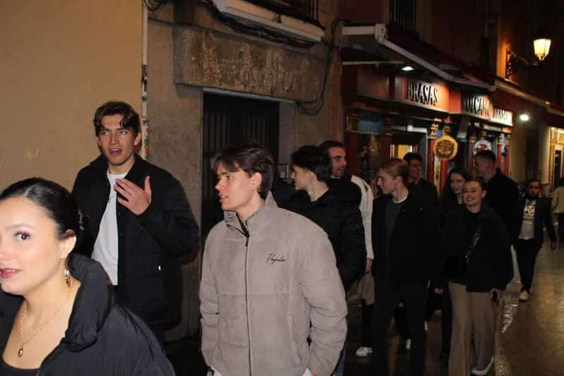 Wild Night Pub Crawl: Free Shots, Games & VIP Club Entry! - Entering Madrid Nightlife Fast: Commo Bar, Fixed Meeting Times, and VIP Access